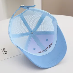 Détail de la casquette en filet bleu respirant avec sangle réglable et finitions intérieures