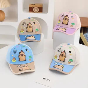 Detail der atmungsaktiven Mesh-Einsätze und der süßen Bärenmuster auf Kinder-Basecaps