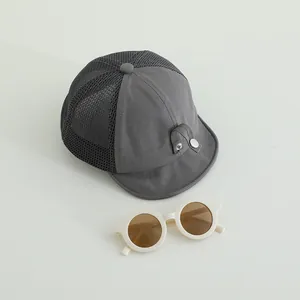 Cappellino da baseball a rete grigio per neonati con occhiali da sole rotondi