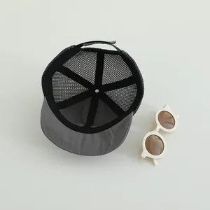 Cappellino da baseball a rete per neonati in grigio scuro e nero con occhiali da sole
