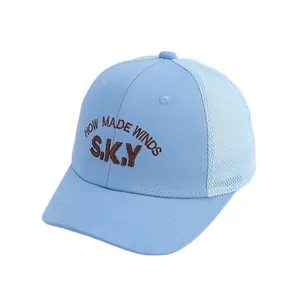 Casquette de baseball en maille bleu clair pour enfants avec broderie SKY et visière