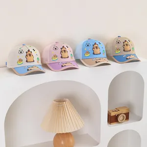 Detailansicht von vier bunten Mesh-Basecaps mit Cartoon-Wasserschwein-Druck für Kinder