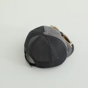 Dettaglio del cappellino grigio scuro per neonati con rete traspirante e cinturino regolabile
