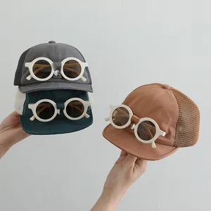Dettaglio cappellini da baseball per neonati con occhiali e rete traspirante