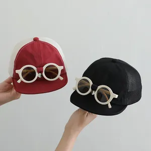 Dettaglio cappellino mesh neonato stile pilota con occhiali e visiera morbida pieghevole