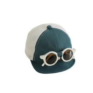 Berretto da baseball a rete per neonati verde e bianco con occhiali da sole