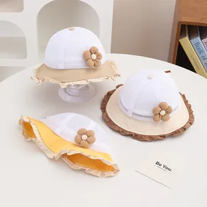 Detailansicht der Baby-Sonnenhüte mit Netzeinsatz, 3D-Blume und Rüschenkante in Pastell
