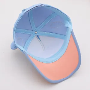 Détail de la doublure en mesh respirant et des coutures renforcées sur la casquette enfant