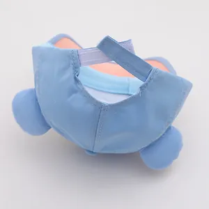 Détail de la casquette filet pour enfants avec oreilles d'ours et sangle velcro réglable