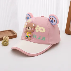 Détail de la casquette bébé avec oreilles 3D et décoration d'ours en peluche mignon