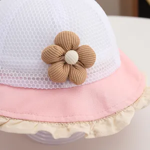 Detailansicht eines Baby-Sonnenhuts mit atmungsaktivem Netz und brauner Cord-Blumenverzierung