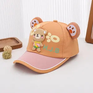 Détail de la casquette enfant avec oreilles d'ours 3D et broderie H.J.B sur le devant