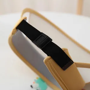 Detail des verstellbaren elastischen Riemens mit Schnalle am Khaki-Kinder-Sonnenhut