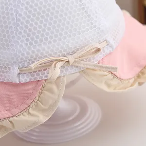 Detail eines Baby-Sonnenhutes mit atmungsaktivem Mesh und Rüschen-Blumenkrempe