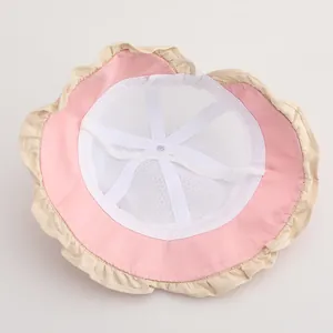 Details von atmungsaktivem weißem Mesh und rosa Stoff im Inneren des Kinder-Sonnenhuts