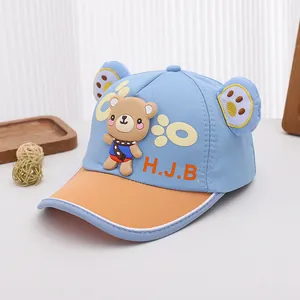 Détail de la casquette filet pour enfants avec applique ours et broderie H.J.B