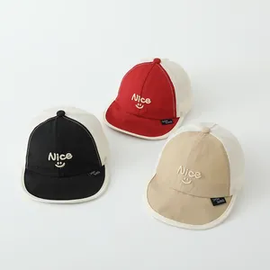 Detailansicht der atmungsaktiven Mesh-Baseballkappen für Kinder in Schwarz, Rot und Khaki
