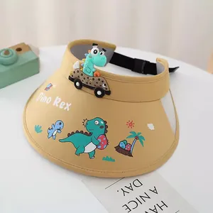 Detail von gelbem Kinder Sonnenhut mit Dino-Print und 3D Dinosaurier-Figur oben drauf