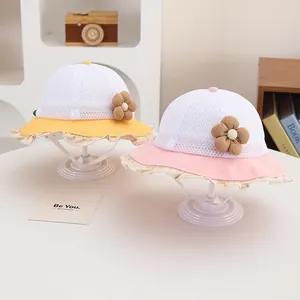 Baby Sonnenhut mit atmungsaktivem Netzgewebe und hübscher Blumendekoration