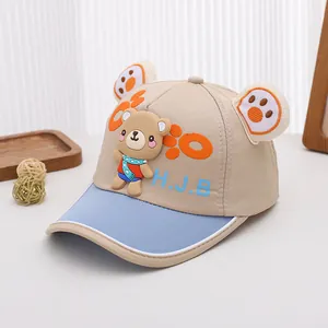 Détail de la casquette enfant avec ours de dessin animé, filet et oreilles 3D