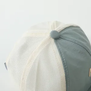 Detail der atmungsaktiven Mesh- und Schnelltrocknungsstoffnähte auf der Babykappe