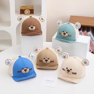 Detalle de gorras de malla para bebé con orejas de oso en cinco colores para el sol de verano