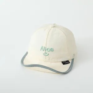 Detailansicht der Babymütze mit Mesh-Gewebe und Nice Smiley-Stickerei