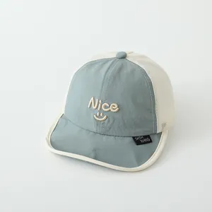 Detail der Baby-Baseballkappe mit atmungsaktivem Mesh und Nice-Smiley-Stickerei
