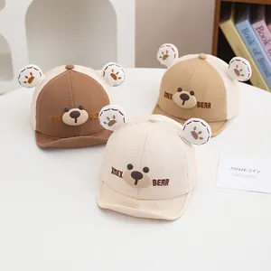 Tres colores de gorras de béisbol para bebé con orejas de oso 3D y malla lateral