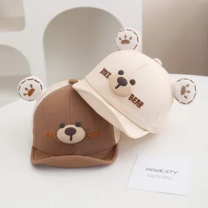 Detalle de gorras de malla para bebé en marrón y beige con orejas de oso en 3D