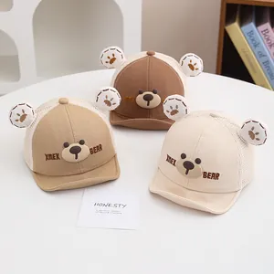 Detalle de gorras de malla transpirable para bebé con orejas de oso 3D y parches