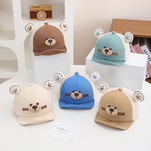 Detalle de gorras de malla para bebé con orejas de oso 3D y tejido transpirable en 5 colores