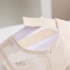 Detalle del cierre de velcro y la malla transpirable en la gorra de béisbol de bebé