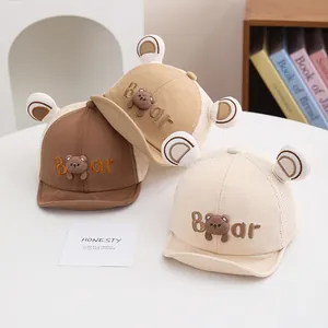 Detalle de gorras de malla para bebé con ositos 3D y orejas en marrón y beige