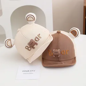 Detalle de gorra para bebé con orejas de oso 3D y tejido de malla transpirable