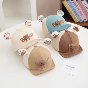 Detalle de gorras de malla para bebé con orejas de oso 3D en cuatro colores suaves
