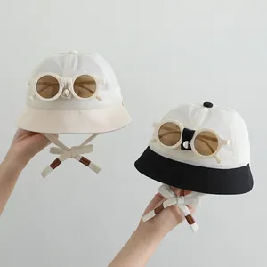 Dettaglio cappello sole bimbi con rete traspirante e occhiali da sole retrò decorativi