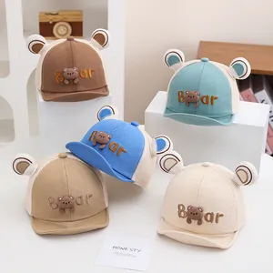 Detalle de cinco gorras de malla para bebé con bordado de oso y orejas tridimensionales