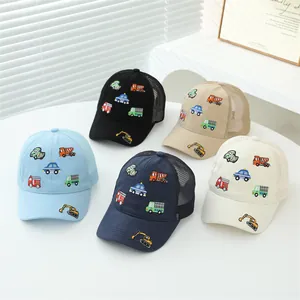 Dettaglio dei ricami di veicoli sui cappellini da baseball in rete traspirante per bambini