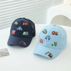 Berretti da baseball in rete per bambini con ricami colorati di auto e taxi