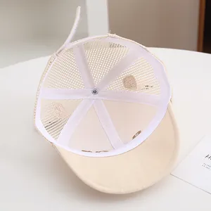 Vista interior de la gorra de malla beige para bebé con tejido transpirable y ajustable