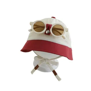 Cappello da sole per bambini in mesh traspirante con occhiali integrati e laccetto color crema