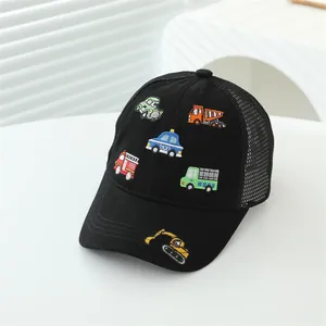 Dettaglio dei ricami di auto a cartoni animati su un cappellino da baseball nero bimbo
