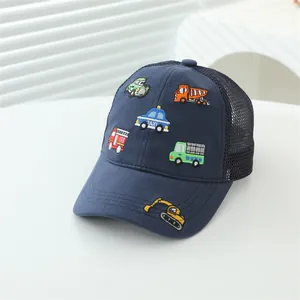 Dettaglio del cappellino a rete blu navy per bambini con ricami di auto colorate