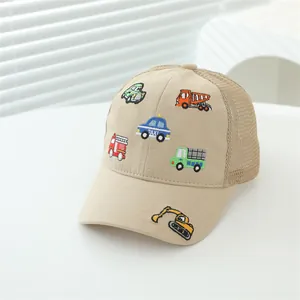 Dettaglio cappellino a rete per bambini con ricami di camion e motivo taxi colorato