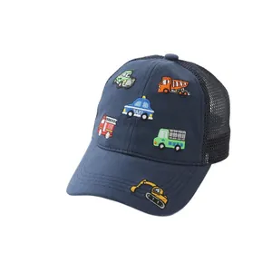 Berretto bimbo blu navy con ricamo di auto e rete traspirante sul retro