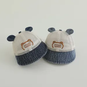 Chapeau soleil bébé en maille avec oreilles mignonnes et bord en denim brodé d'un petit ours