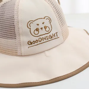 Ademende mesh baby zonnehoed in beige met schattige beer borduursels en bruine rand