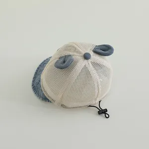 Vue détaillée du chapeau soleil bébé avec mesh respirant et cordon de serrage réglable