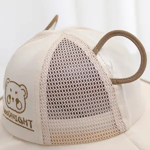 Schattige beige baby zonnehoed met berenoren en borduursel van ademend mesh textiel